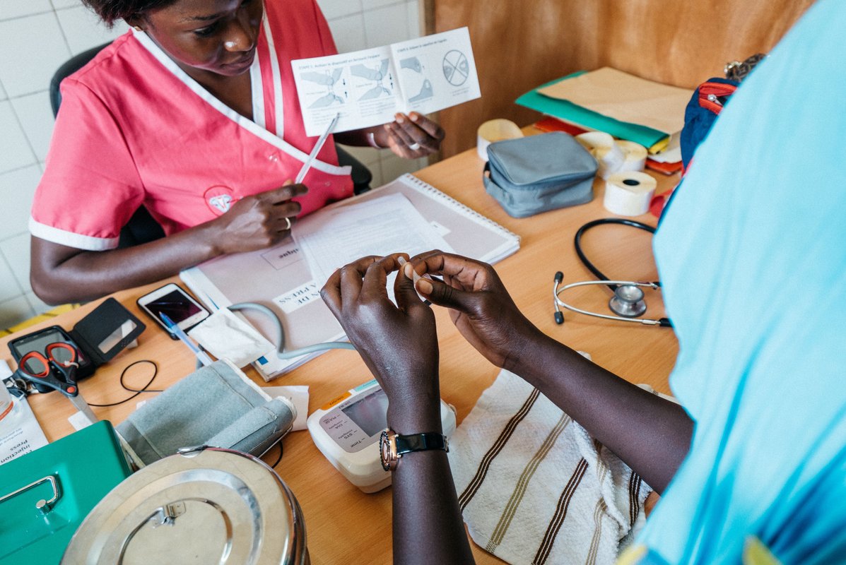 Aminata Gaye, 29, (left) explains to patient Mossan Faye, 21, how to self-inject the contraceptive Sayana Press in Pikine, Senegal. Mossan enrolled in a PATH-led research study in Senegal on self-injection. PATH/Gabe Bienczycki.