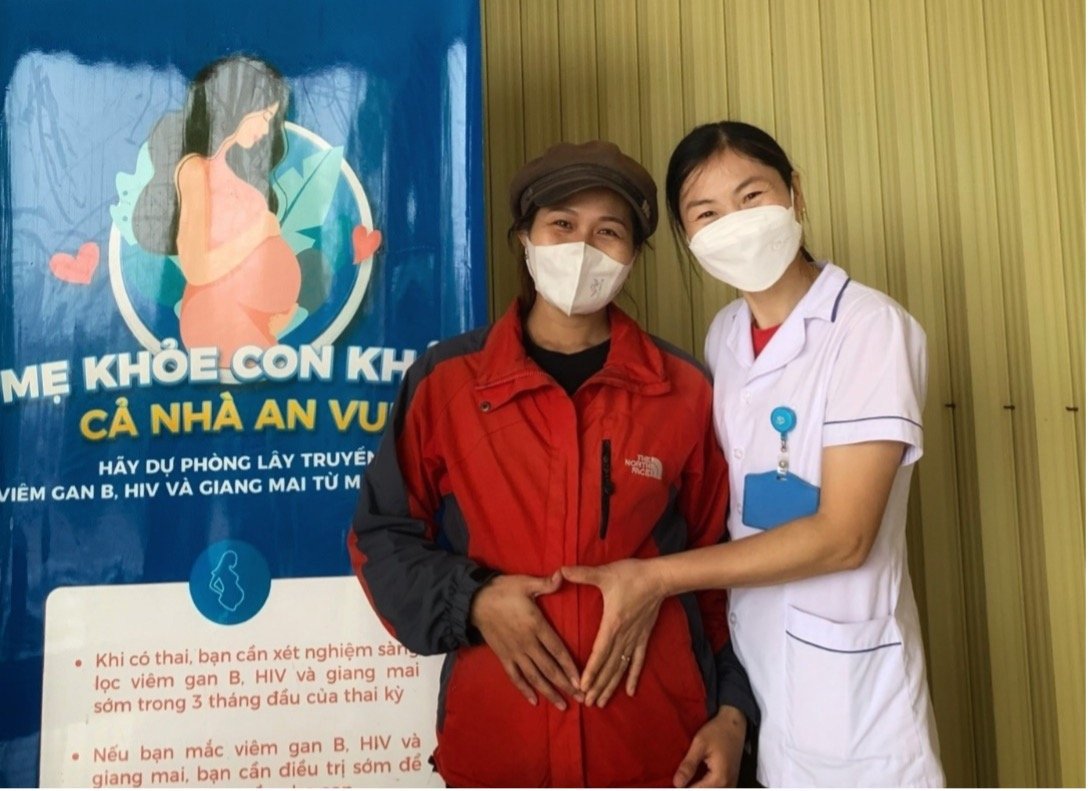 A health provider and client at Dien Hanh Commune health station in Dien Chau District, Nghe An Province. Photo: Nguyen Thai Ha/PATH.